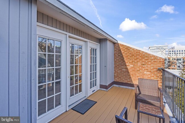 Building Photo - 786 N Vermont St