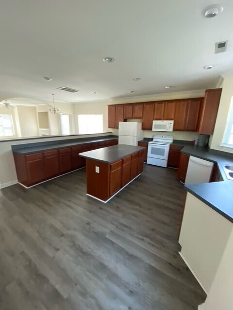 Building Photo - Beautiful 3 Bedroom 2.5 Bath Town Home in ...
