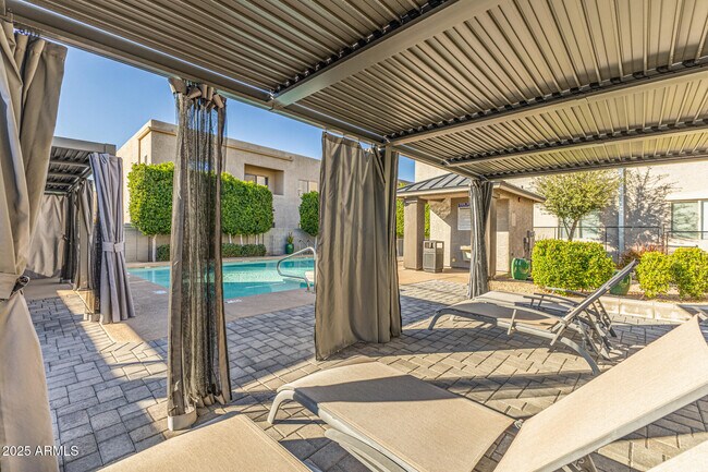 Building Photo - 2315 E Pinchot Ave