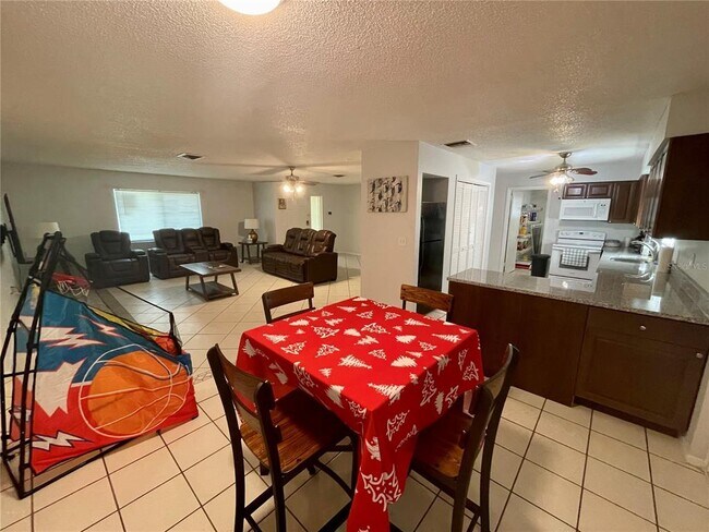 Building Photo - 2101 Utica Dr