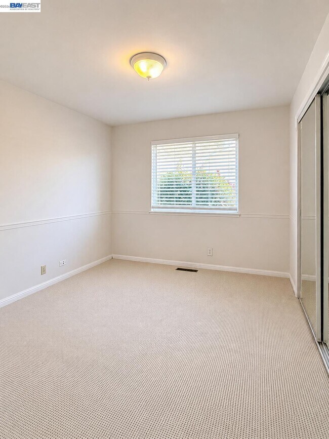 Building Photo - 2516 Dos Rios Dr