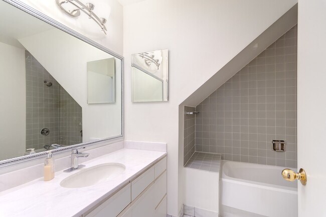 Building Photo - 475 Arsenal St