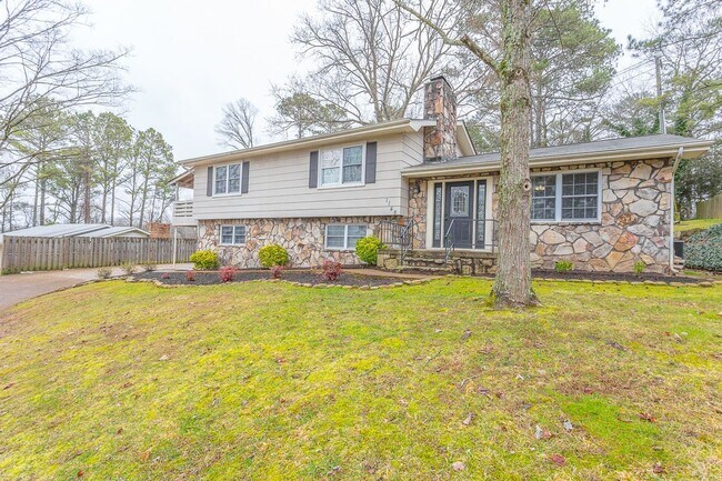 Building Photo - 4 Bedroom Rental in East Brainerd!