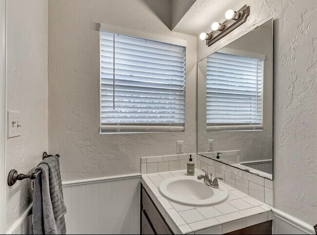 Building Photo - 1218 E Boyd St