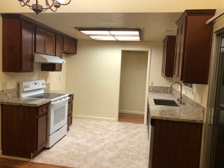 Building Photo - 5400 Pomegranate Ave