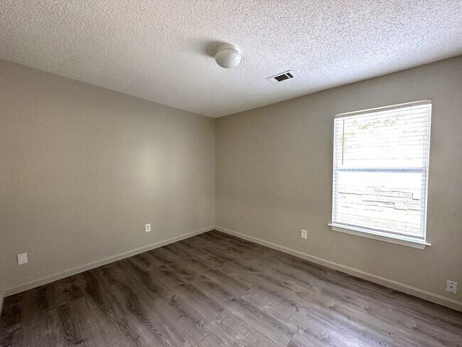 Building Photo - 5 Bedroom, 3 Bath Home Priced to Rent!