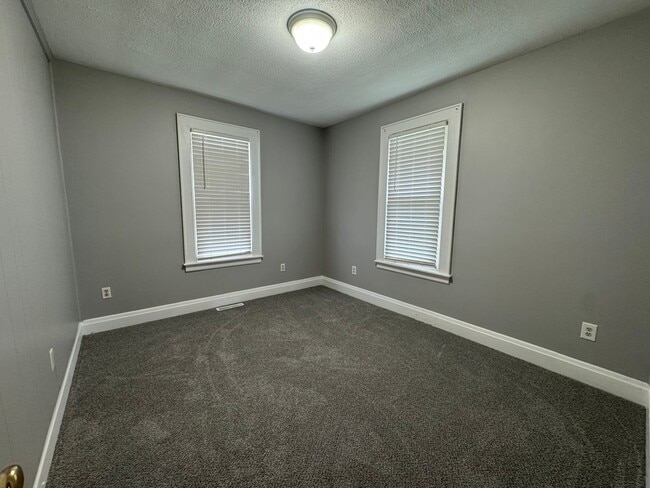 Building Photo - GROUND LEVEL 2 BEDROOM DUPLEX
