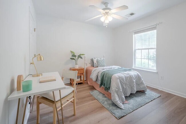 Building Photo - Available now. Great 2 BR/2 BA PARTIALLY FURNISHED Home in Meridian Place!