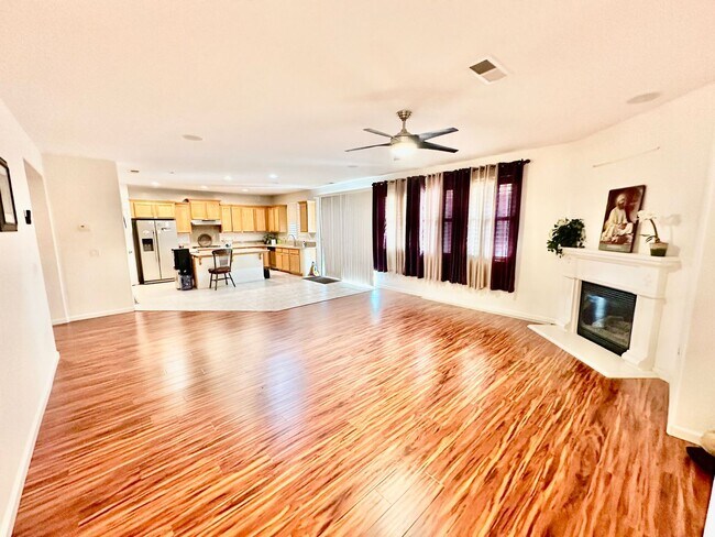 Building Photo - HUGE 5/3 Sanger Home with SOLAR