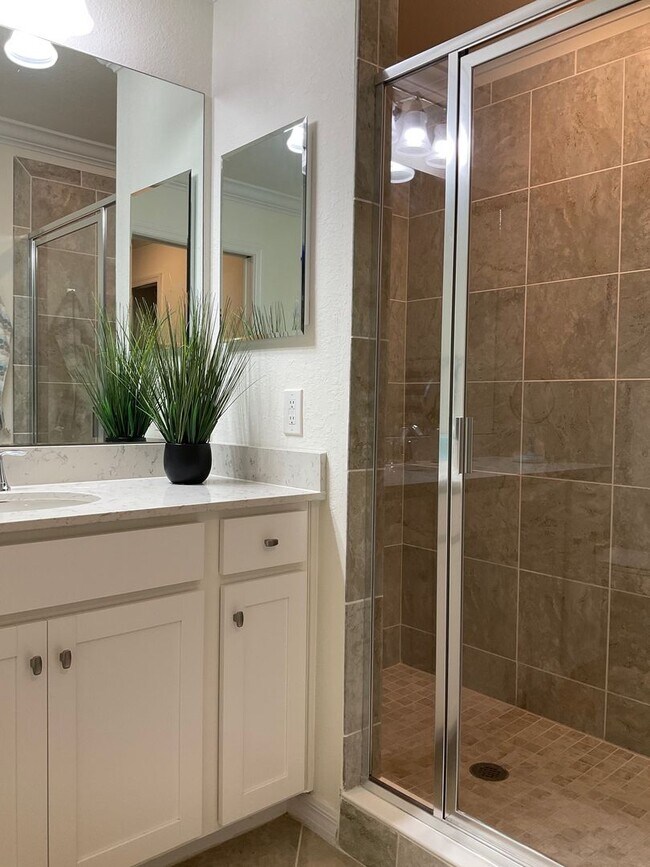 Building Photo - 2/2/ CONDO AVAILABLE NOV, DEC,@ THE  LAKEW...