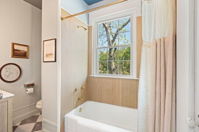 Building Photo - Charming 3 Bedroom Home Near Downtown Savannah with Flex Room & Fenced Yard