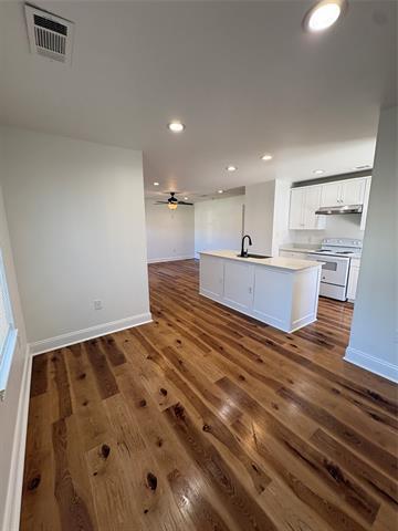 Building Photo - 932 Davis Ave