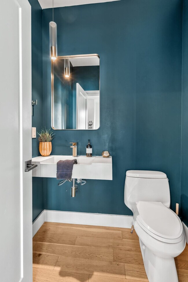 Building Photo - 1007 12th Ave N