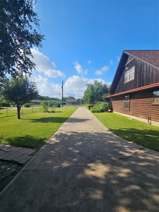 Building Photo - 2612 Primrose Dr