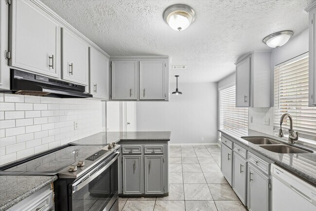 Building Photo - 2110 Gray Falls Dr