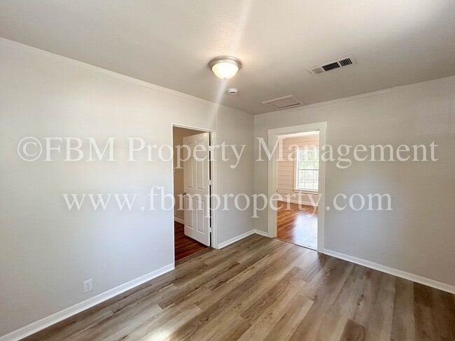 Building Photo - 608 W Lake St