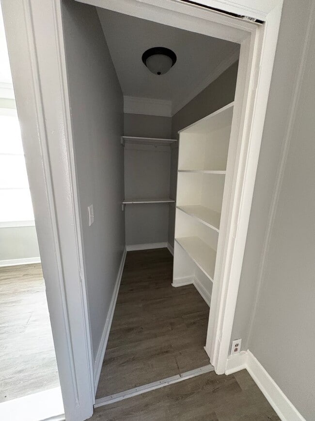 Building Photo - 611 E Main St