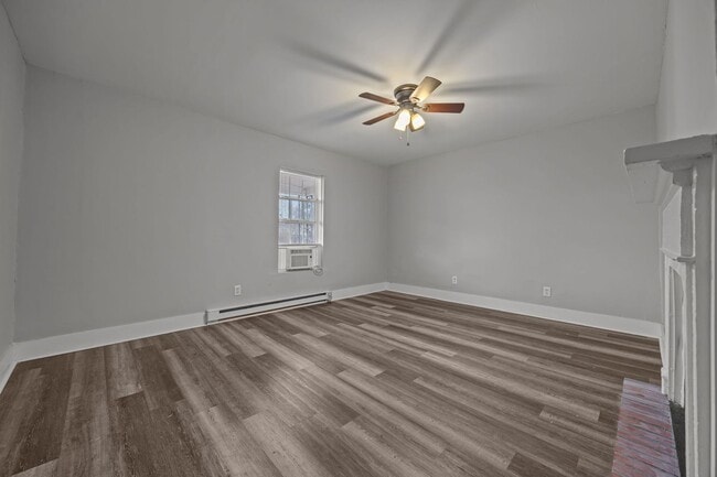 Building Photo - Newly Renovated 2 bed 1 bath!