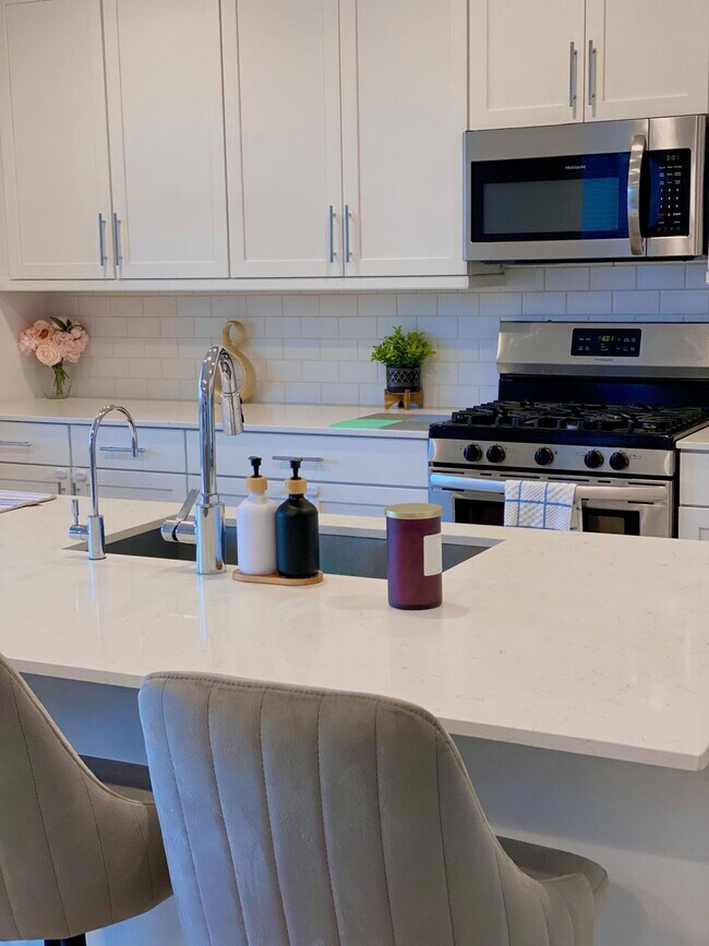 Kitchen Quartz Island - 7027 S 13th Way