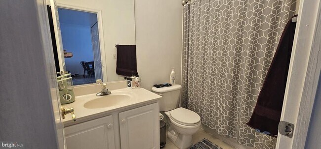 Building Photo - 422 Main St