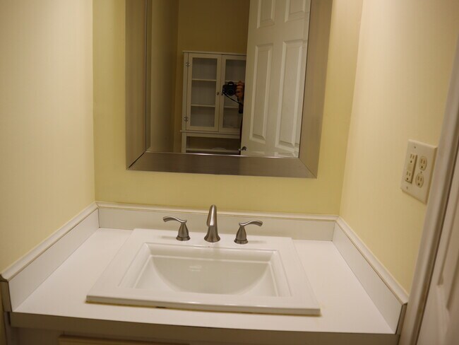 Building Photo - 951 Barclay Ln