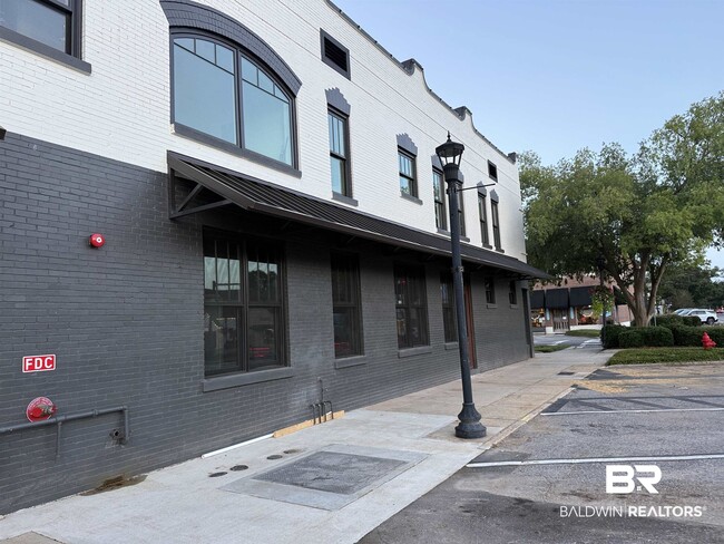 Building Photo - 120 W Laurel Ave