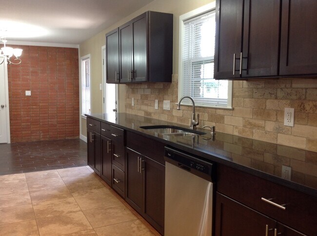 Building Photo - Gorgeous Remodel - North Austin Home!