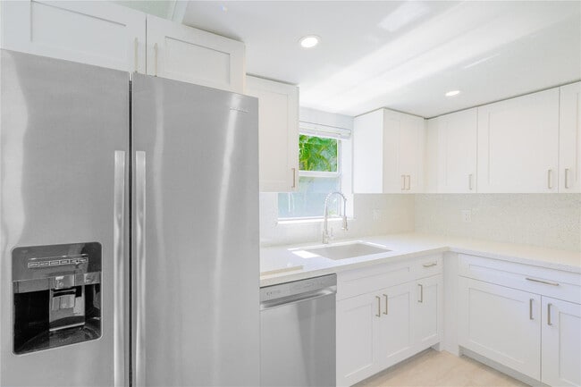 Building Photo - 633 Brittany N