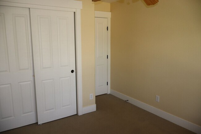 Building Photo - Stunning Modern Five Bedroom Home in Loveland