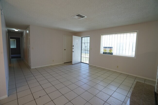 Building Photo - 3619 Villa Knolls E Dr
