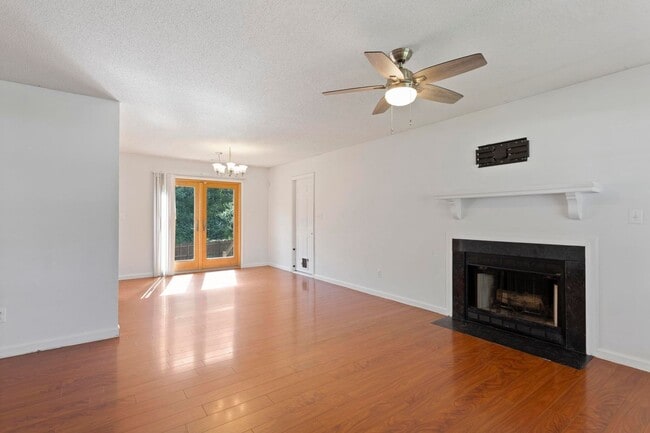 Building Photo - 3 bedroom with garage *** Available to move-in by May 20th ***