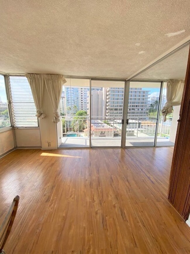 Building Photo - One bedroom with parking in Waikiki