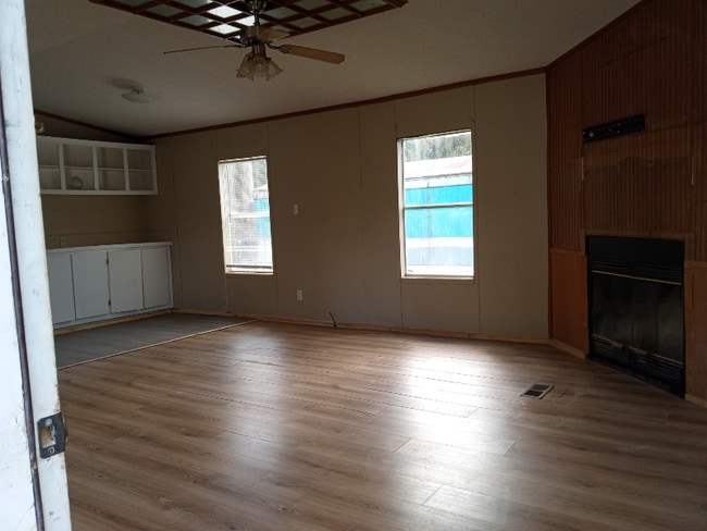 Building Photo - 121 Landing Ln