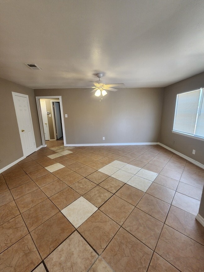 Building Photo - 3 bed 2 bath home, move in ready!