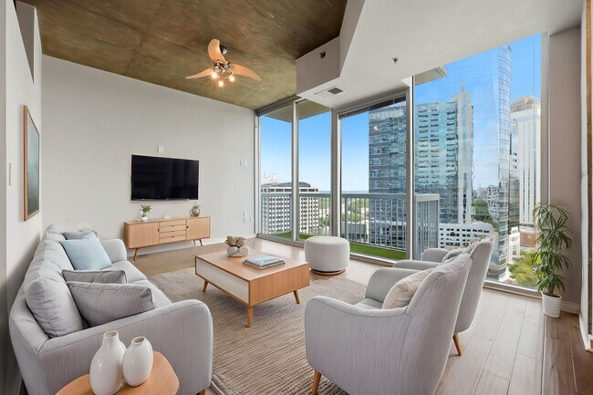 Building Photo - One bedroom condo located in heart of Buckhead!