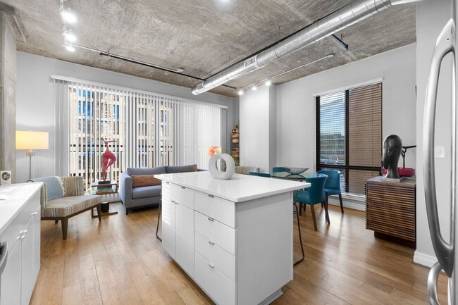 Building Photo - 2 Bed 2 Bath - Mount Vernon Condo - Garage Parking Space Included