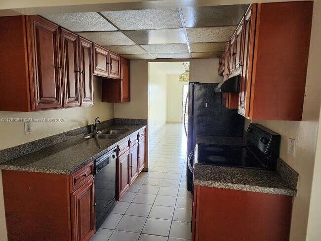 Building Photo - 3120 N Pine Island Rd