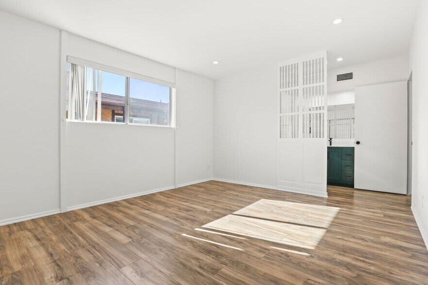 Building Photo - 5500 Lindley Ave