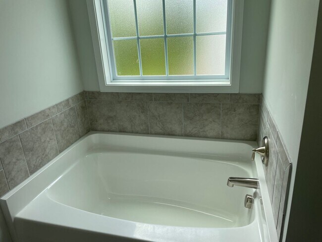 Building Photo - Like new home on cul-de-sac lot with 3 bedrooms, loft and 2.5 bathrooms!