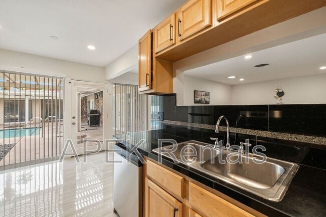 Building Photo - 1425 Vía Soledad