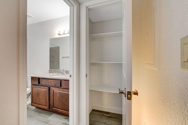 Building Photo - SINGLE BEDROOM CONDO IN GUARD GATED COMMUN...