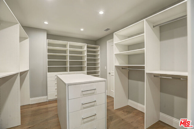 Building Photo - 400 N Saltair Ave