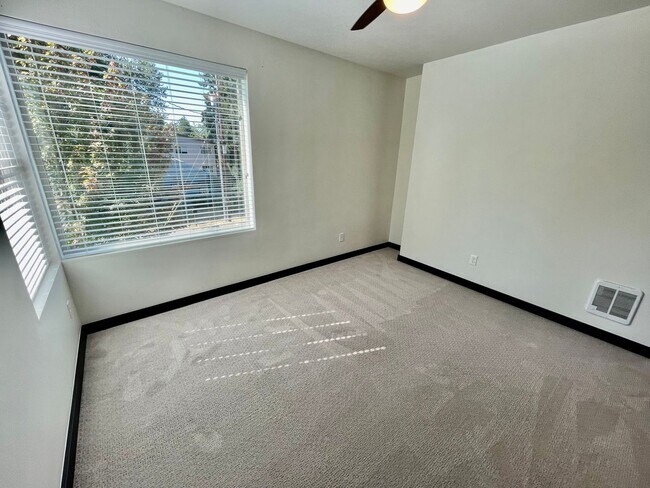 Building Photo - ** HALF MONTH'S FREE RENT **Modern 3bd/2.5...