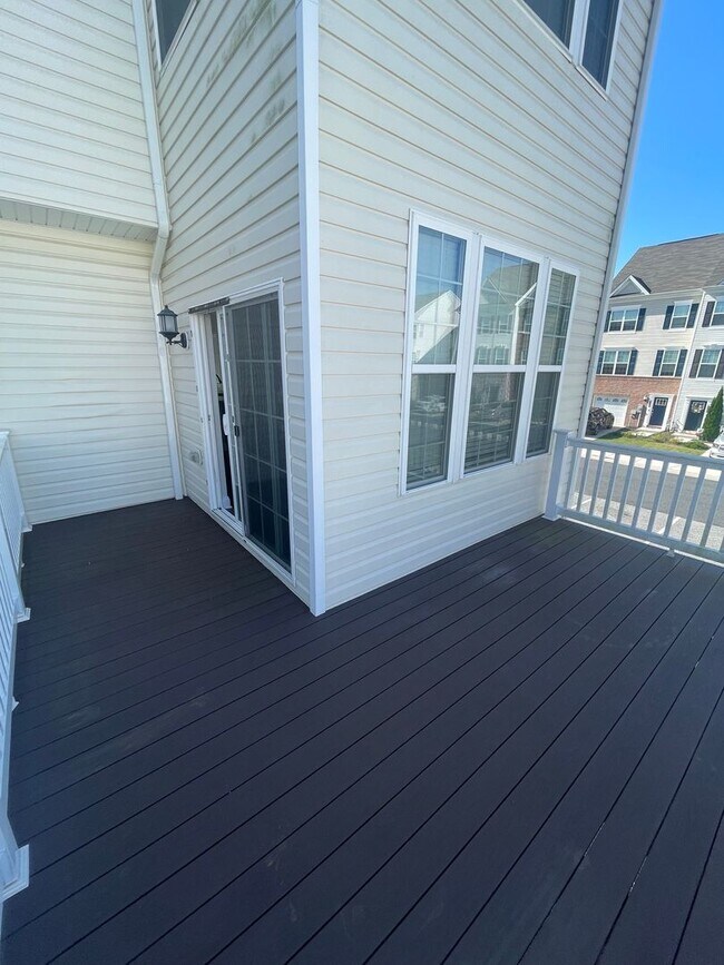 Building Photo - End of unit townhome in Trails at Beech Cr...
