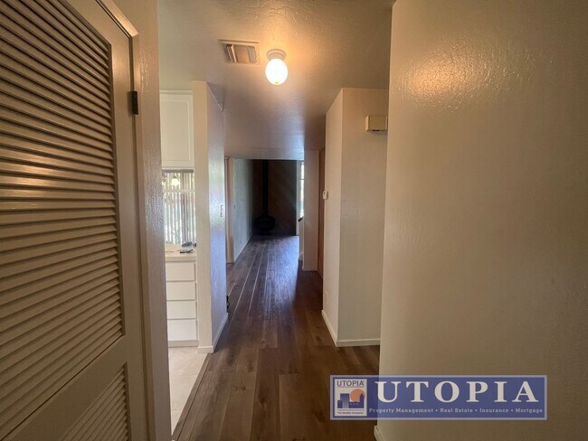 Building Photo - RENT SPECIAL: 50% off 1st months rent if the lease is signed by January 1st! Bright Natural Light...