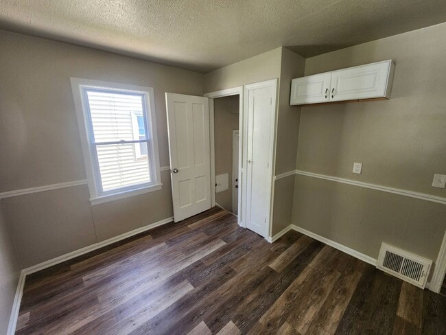 Building Photo - Charming 3-Bedroom Property in Prime Location