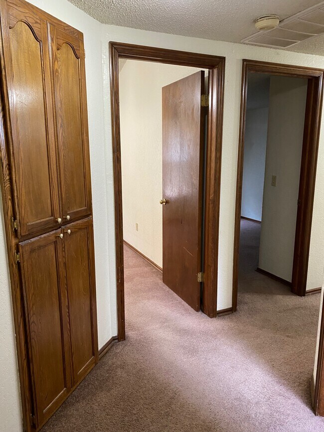 Building Photo - 2122 Meench Dr