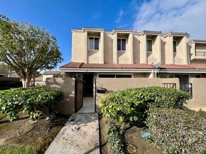 Building Photo - Large 3 bedroom townhome available in Buena Park