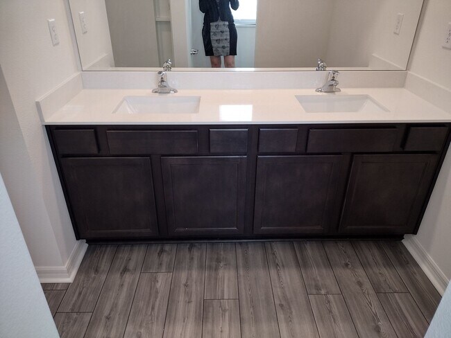 Building Photo - Beautiful 4 bedroom 2.5 Bathroom House For...