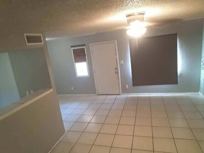 Building Photo - Fantastic 2 bedrooms and 1 bathroom Townho...